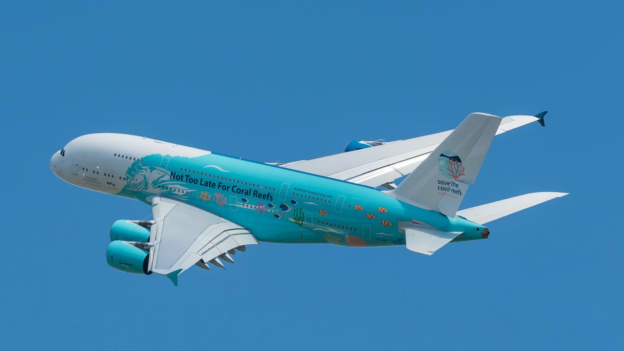 На горизонте появляется новый загадочный оператор A380 Вечером 12 сентября в Дрездене приземлился Airbus A380 с б н 9H MIP который почти пять лет находился на хранении во французском аэропорте Тарб Лурд Пиренеи Aéroport de Tarbes Lourdes Pyrénées LDE LFBT Это шестой построенный A380 MSN 006 ранее летал в авиакомпании Hi Fly и ставший знаменитым благодаря яркой ливрее Спасём коралловые рифы Англ Save the Coral Reefs Это был его первый полёт с весны 2021 года Спустя пять лет хранения A380 обрёл нового владельца При этом речь идёт не о Global Airlines которая ранее заявляла интерес к самолёту что подтвердил его владелец на тот момент компания Doric В Дрездене на предприятии EFW Elbe Flugzeugwerke GmbH совместное предприятие Airbus и ST Engineering ему предстоит пройти серьезную форму технического обслуживания EFW и наш новый клиент ALG представленный Грегори Торнтоном и Мартином Андерсоном рады объявить о прибытии MSN006 их первого A380 который будет обслуживаться в Дрездене от имени клиента Самолёт находится в очень хорошем состоянии и мы с нетерпением ждём завершения финальных работ прежде чем эта впечатляющая машина вернётся в эксплуатацию говорится в заявлении EFW Ну а дальше журналисты поискали в социальных сетях информацию о двух людях указанных в заявлении EFW Согласно профилю одного из них Грегори Торнтона в запрещенной в РФ социальной сети LinkedIn он возглавляет компанию Airline Leasing Group или сокращенно ALG Официально деятельность ALG как раз аренда и лизинг оборудования для авиапассажирских перевозок По данным источников в отрасли ALG не будет эксплуатировать A380 вместо этого она будет действовать исключительно как поставщик услуг По данным реестра воздушных судов Transport Malta текущим оператором A380 числится PB Leasing Aircraft No 9 Согласно информации на сайте британского реестра единственным директором PB Leasing Aircraft No 9 является Роджер Джеффри Аллард который также занимает пост директора и мажоритарного владельца круизной компании Hebridean Island Cruises Из десяти первых серийных A380 в коммерческой эксплуатации остался только один MSN 007 летающий в авиакомпании Emirates под б н A6 EDF Четыре борта уже утилизированы а двумя самыми первыми владеет Airbus Таким образом судьба одного из первых серийных A380 меняет вектор вместо утилизации он воозможно готовится к возвращению в строй Детали о будущем эксплуатанте пока до сих пор не до конца ясны но какой то спрос на суперджамбо сохраняется в нишевых проектах Хотя у той же Global Airlines дела обстоят как то не очень    AviaNews