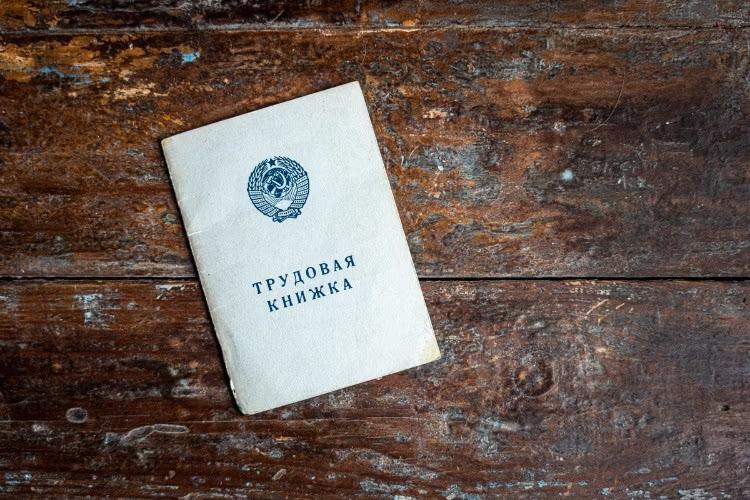 Семь лет сотрудник с поддельным дипломом работал в больнице на Кубани В ходе проверки в центральной районной больнице выяснилось, что начальник хозяйственного отдела, принятый на работу в 2018 году, предоставил фальшивый диплом о высшем образовании. Следствие установило, что данный гражданин действительно обучался в вузе, но был отчислен с третьего курса из-за неуспеваемости и диплом не получал. По инициативе прокуратуры возбуждено уголовное дело по статье об использовании поддельных документов. Ход расследования находится на контроле районной прокуратуры. На данный момент гражданин уволен с занимаемой должности, сообщили в ведомстве. Отправить новость Подписаться