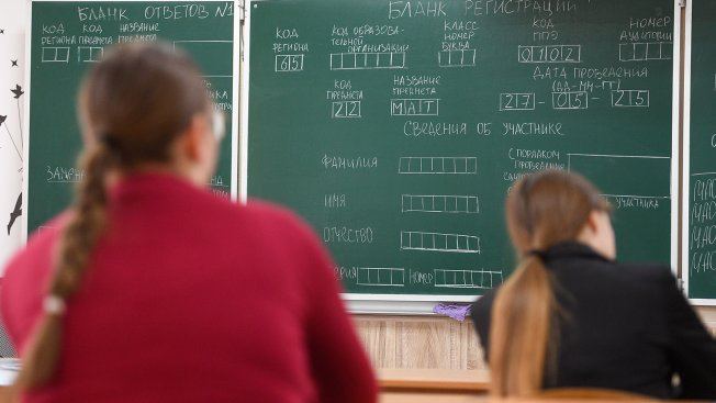 В рамках встречи с членами СПЧ Владимир Путин поддержал идею скорректировать правила приема в школы русскоговорящих детей соотечественников которые приехали в Россию из за рубежа С таким предложением выступил глава СПЧ Валерий Фадеев отметив что были случаи когда таких детей не брали в школы из за плохих результатов обязательных тестов Николай Михальченко ТАСС