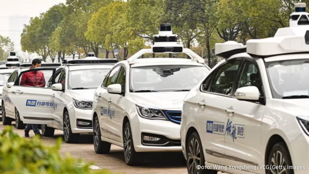 Четыре часа летел на 115 км ч китаец не мог выйти из авто из за блокировки круиз контроля Об этом пишет издание City News Service Попытка использовать тормоза и ручник не увенчалась успехом замедлить машину не удалось она продолжила нестись по трассе 490 км Пришедшая на помощь дорожная полиция помогла расчистить дорогу для автолюбителя опасная поездка закончилась только тогда когда закончился бензин Водителя потерявшего дар речи от происходящего вытащили из салона спасатели Мужчине вернут деньги за покупку машины и выплатят финансовую компенсацию РЕН ТВ в Telegram в MAX