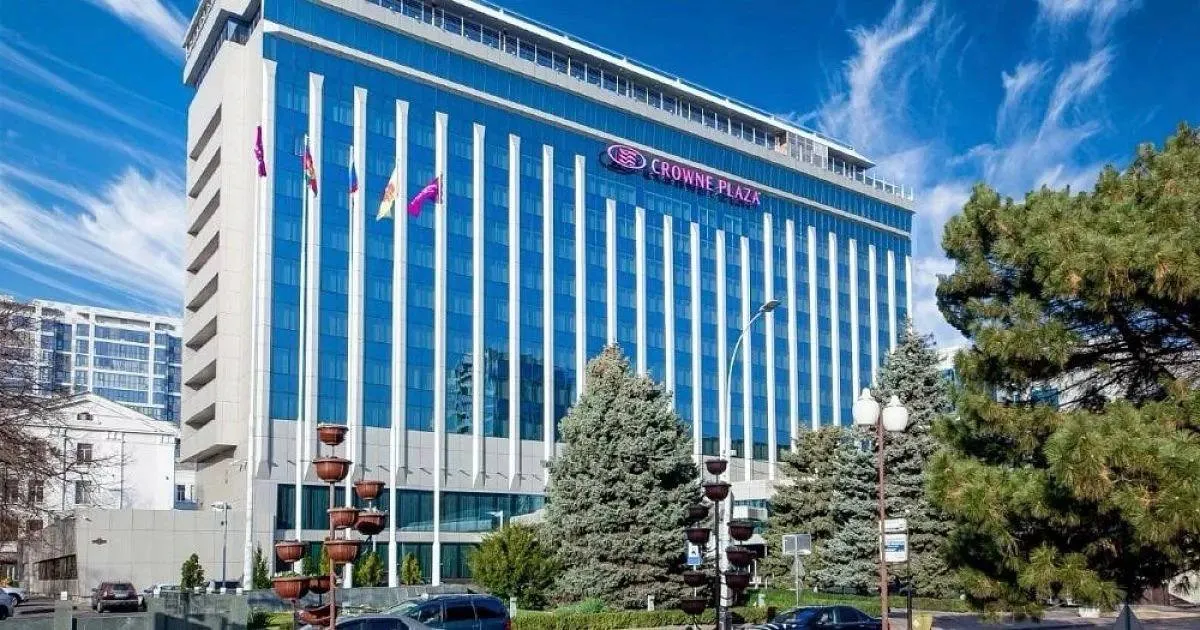 Судья из Краснодара незаконно вернула имущество преступным авторитетам Стало известно о коррупционном скандале с участием судьи Четвертого кассационного суда общей юрисдикции в Краснодаре Ольги Борисовой По данным правоохранительных органов она способствовала незаконному возврату имущества стоимостью около 10 млрд рублей членам преступной группировки связанной с сочинским криминальным авторитетом Рубеном Татуляном Робсоном В августе 2024 года в Горячеключевской городской суд поступил иск в защиту интересов РФ Прокуратура требовала взыскать более 6 млрд рублей с участников преступной группировки за незаконную застройку земель бывшего совхоза Чкаловский которые были незаконно отчуждены у государства Суд первой инстанции наложил арест на имущество фигурантов включая гостиничный комплекс Crowne Plaza бывшая гостиница Интурист в центре Краснодара Апелляционный суд оставил это решение без изменений Ответчики не согласились с арестом и обжаловали его в кассационном суде По данным следствия они вступили в неформальные отношения с должностными лицами Четвертого кассационного суда Особую роль сыграли председатель судебной коллегии по гражданским делам Ольга Борисова и советник председателя суда Мамай А А 15 августа 2025 года кассационный суд под руководством Борисовой отменил обеспечительные меры в результате чего с гостиничного комплекса был снят арест Высшая квалификационная коллегия судей направила в Генпрокуратуру материалы для проведения антикоррупционной проверки в отношении Ольги Борисовой и других судей Краснодарского края Помимо Борисовой под подозрение в рамках антикоррупционных мероприятий попали ещё трое судей региона включая судью Шепель дочь бывшего председателя Краснодарского краевого суда Александра Чернова Связь и запросы на размещение рекламы в Temruchok info bot MAX ВКонтакте Одноклассники