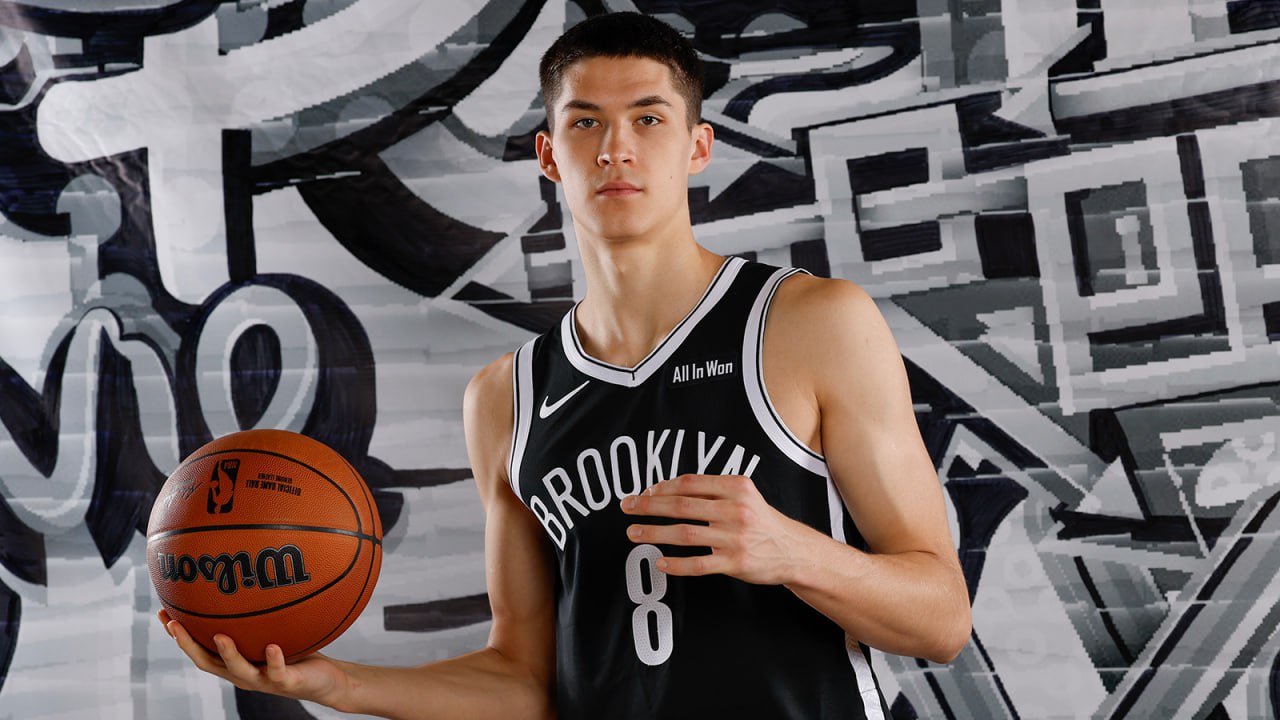 Егор Демин провел свой самый результативный матч в НБА Российский защитник Бруклина набрал 16 очков 4 подбора 5 передач в домашней игре регулярного чемпионата с Торонто Предыдущим личным рекордом Демина были 14 очков дебютный матч с Шарлотт Но данный результат не помог команде россиянина победить Нетс проиграли со счетом 109 119 потерпев 10 е поражение в 11 матчах сезона