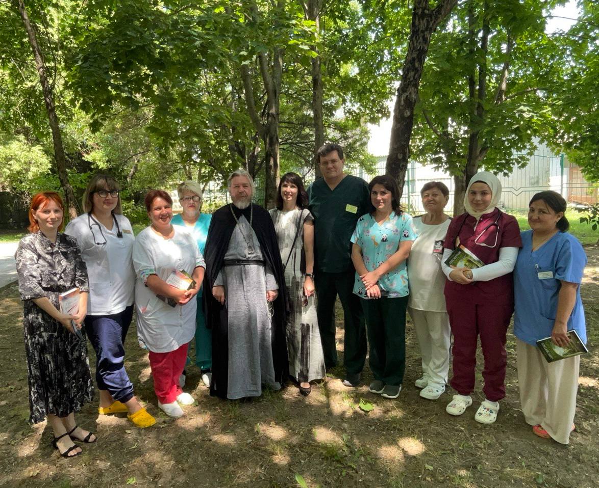Сегодня, в День памяти святителя Луки, паллиативное отделение Республиканской детской клинической больницы посетили Митрополит Симферопольский и Крымский Тихон и руководитель межрегиональной общественной организации «Русское единство» Елена Аксенова. Основной целью визита стала духовная поддержка маленьких пациентов, их родителей и медицинских сотрудников, которые также были благословлены на свой ежедневный подвиг. Встреча с Митрополитом стала большим и приятным сюрпризом для многих присутствующих. Владыка привез с собой несколько экземпляров книги «Несвятые Святые» собственного авторства и книги с яркими картинками для детей. Он подписал их и вручил всем присутствующим. В ходе визита Владыка Тихон и Елена Аксёнова также обсудили с руководством больницы сотрудничество медицинской организации и АНО «Крымский детский хоспис».