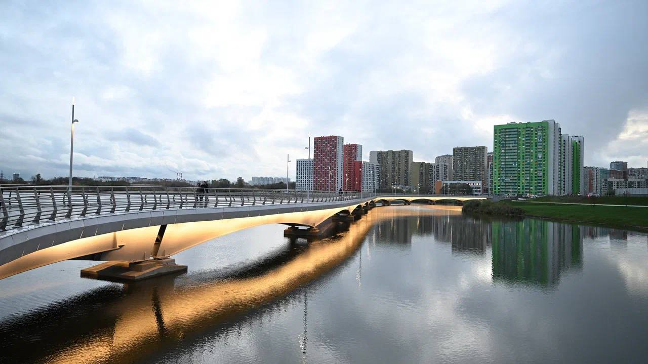 Совместный проект Москвы и Подмосковья открыт парк и мост Дружба в Люберцах На берегу озера Черное в Люберцах состоялось значимое событие ввод в эксплуатацию современной рекреационной зоны и пешеходного перехода Дружба Губернатор Андрей Воробьев отметил что проект осуществлялся в тесном взаимодействии с Москвой Это позволило сформировать единое благоустроенное пространство для жителей двух регионов Благоустройство территории включает многофункциональные элементы игровые и спортивные комплексы обзорные площадки с панорамными видами на водоем зоны для отдыха на природе амфитеатры и современные малые архитектурные формы Москва 2025