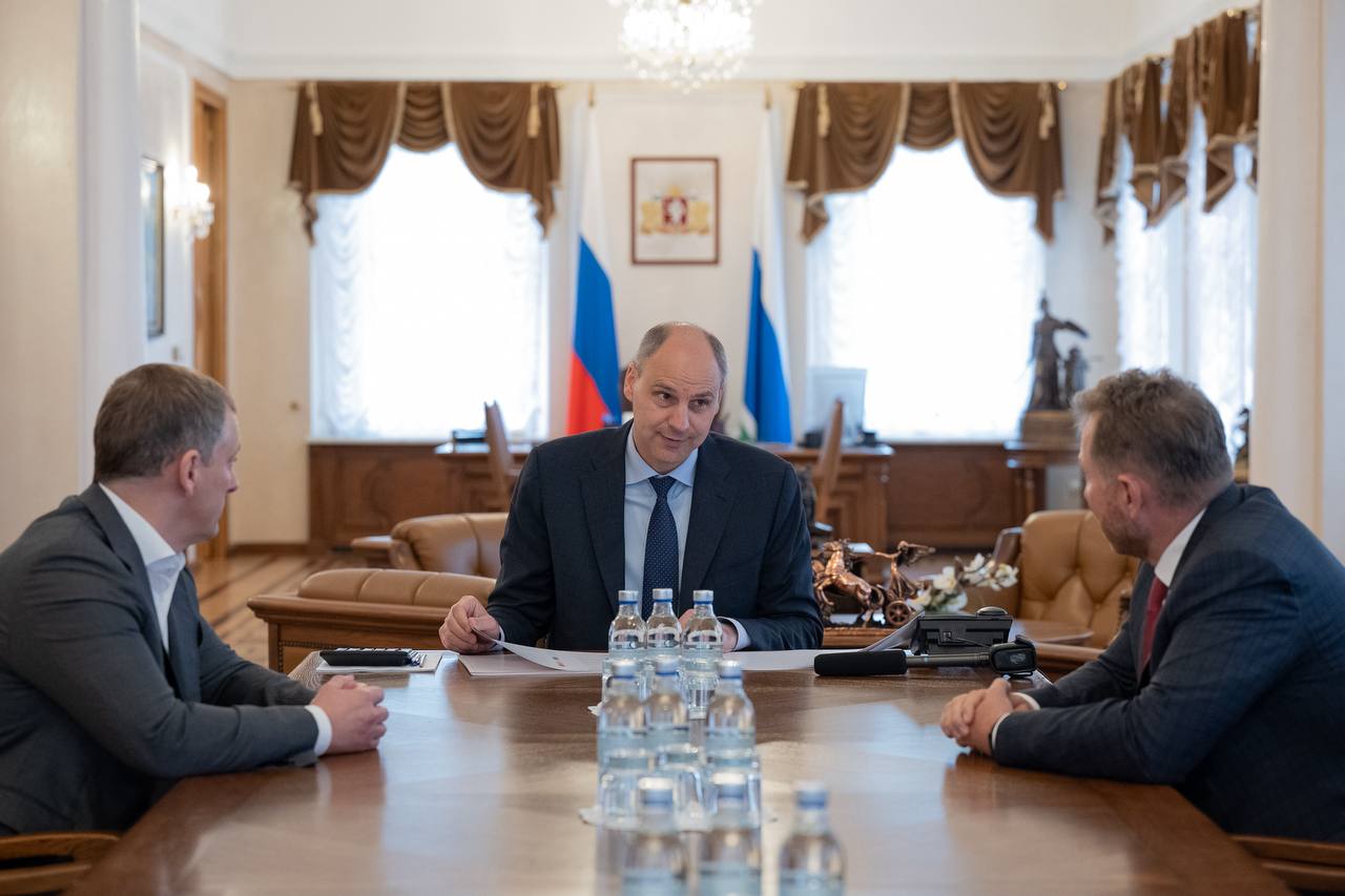 Приступаем к реализации масштабного проекта на месте закрытой в 2021 году птицефабрики «Среднеуральская». Строительство нового продовольственного кластера на площади 112 гектаров обсудили с гендиректором группы компаний BROZEX Вячеславом Брозовским и совладельцем Уральской агропромышленной группы Андреем Петровым. В продовольственном кластере будет обеспечена работа более 50 резидентов, производящих продукты питания. Суммарный объем инвестиций составит около 50 миллиардов рублей. Будет создано до пяти тысяч рабочих мест. Все это, безусловно, станет серьезным источником наполнения бюджета и укрепит продовольственную безопасность страны. Приступим к подготовке площадки и всей инфраструктуры для того, чтобы в течение пяти-семи лет резиденты полностью заполнили кластер.