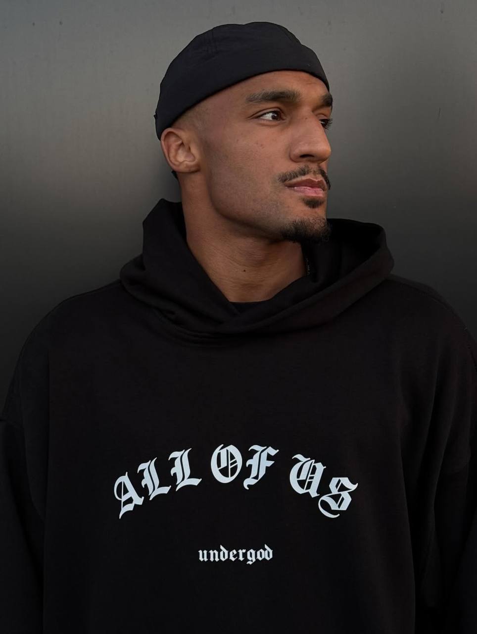 Воспитанник ЦСКА попал в больницу с огнестрельным ранением после драки Лионель Адамс который на данный момент является игроком клуба Алга Бишкек стал жертвой нападения в Звенигороде сообщает Telegram канал Sport Baza Все произошло в буфете ДеньНочь где футболист отдыхал вместе с друзьями К компании подошло около десяти человек Между сторонами начался словесный конфликт из за национальности игрока после чего один из нападавших достал пистолет и выстрелил в Адамса остальные начали бить спортсмена Футболист был госпитализирован с рваными ранами губ и огнестрельным ранением Подписывайтесь на РИА Новости Спорт в MAX