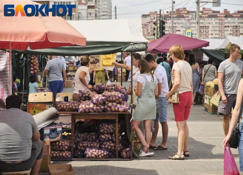 Продуктовая корзина на Кубани выросла почти на 13% за полгода По данным Краснодарстата, за полгода общая стоимость минимального продуктового набора на 30 дней выросла с 7456 до 8291 рубля. Именно такие показатели зафиксировали в январе и июне 2025 года. Так, например, высокий скачок произошел апреле. Общая цена на товары стала больше почти на 5%. В июне зафиксировали небольшой спад стоимости на 2% минимального набора продуктов. Однако по сравнению с декабрем прошлого года цены на продуктовую корзину поднялись в общем на 13%. Объявления работа Купи/продай авто Найти врача