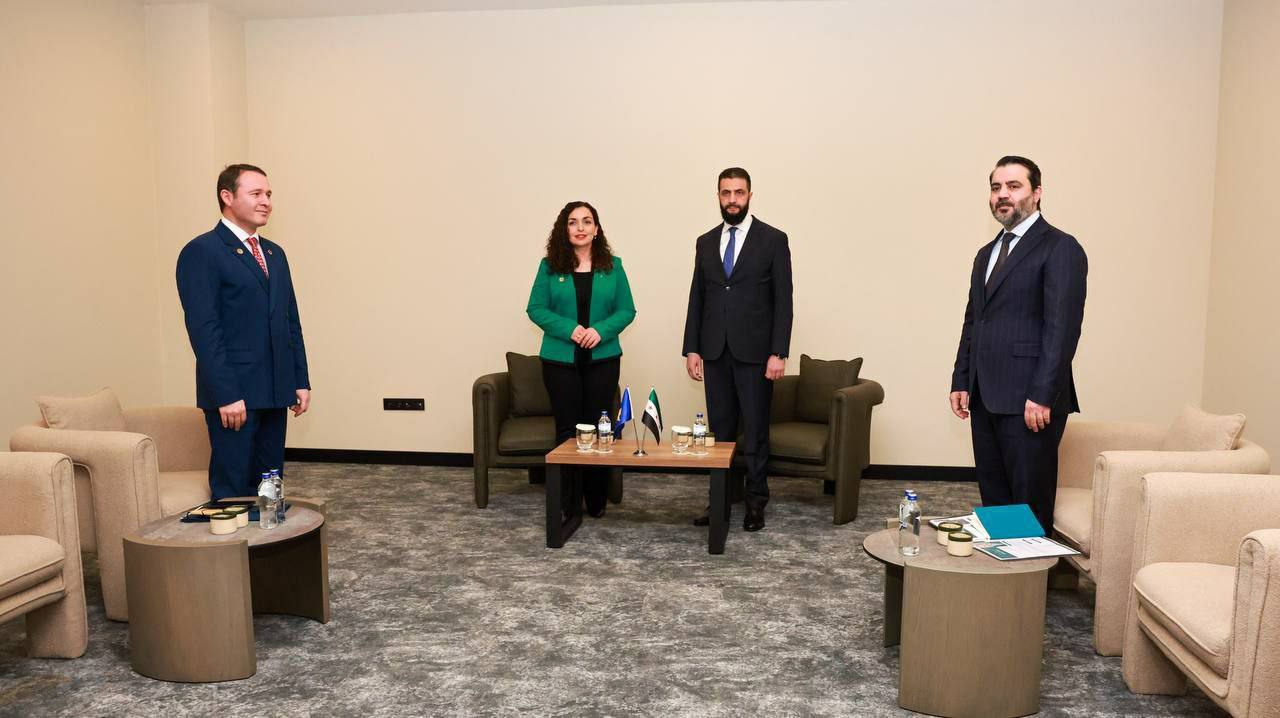 Министр иностранных дел Сирии Ас ад аш Шейбани заявил что Дамаск признал независимость Косово при поддержке Саудовской Аравии и Турции Он подчеркнул что это решение отражает уважение к суверенитету и праву народов на самоопределение добавив что Сирия с нетерпением ожидает установления дипломатических отношений с Приштиной   t me levant24 ru