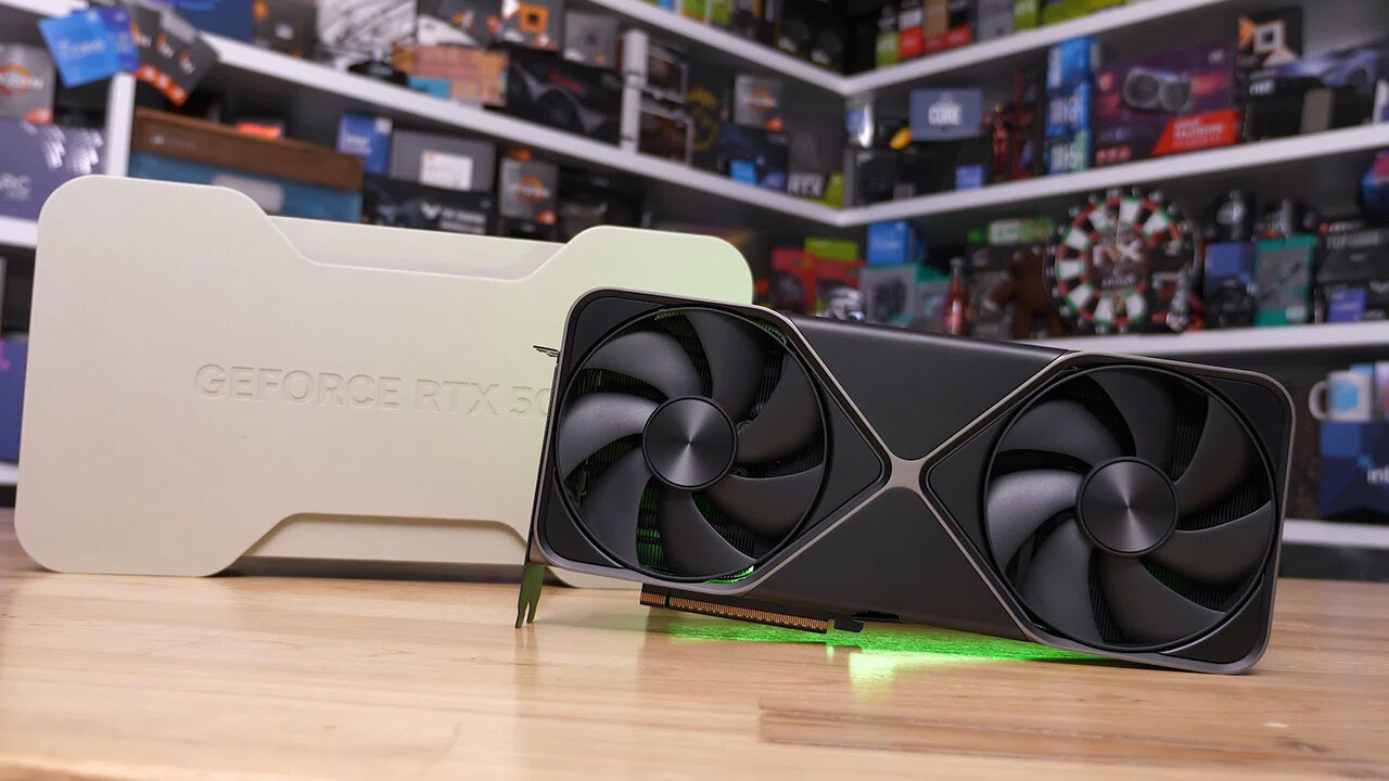 Появились обзоры GeForce RTX 5080 — видеокарту назвали скучной и даже разочаровывающей.  В тестах при 4K она опередила RTX 4080 Super только на 11%, что многие обозреватели посчитали недостаточным.