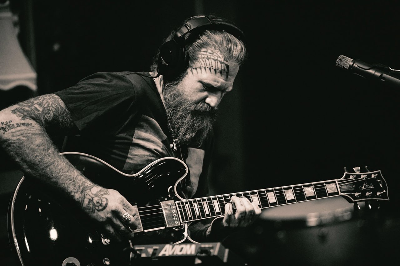 Американский гитарист один из основателей метал группы Mastodon Брэнт Хайндс разбился на мотоцикле Хайндс играл в группе с самого основания в 2000 году однако в марте он покинул музыкальный коллектив Несмотря на это о гибели гитариста стало известно из соцсетей Mastodon По данным Atlanta News First Хайндс погиб в результате ДТП когда его мотоцикл Harley Davidson столкнулся с внедорожником Подписаться на РИА Новости Все наши каналы