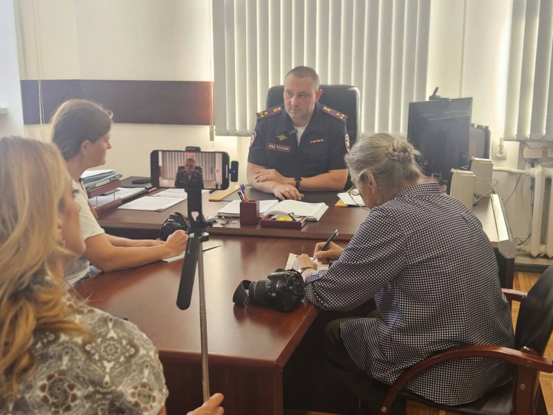 В Управлении МВД России по городу Шахты состоялся брифинг на тему «Профилактика мошенничества» В городском управлении полиции состоялся брифинг на тему «Профилактика мошенничества». Перед журналистами выступил начальник Управления МВД России по городу Шахты полковник полиции Юрий Пущеленко. За 5 месяцев текущего года на территории облуживания Управления МВД России по городу Шахты зарегистрировано 25 сообщений о мошенничествах в сфере IT-технологий. За 20 дней июня этого года граждане города перевели на счета мошенников более 12 млн рублей. В ходе общения с журналистами большое внимание было уделено видам мошеннических схем, а также преступлениям, в которых злоумышленники, обманом заставляют перевести деньги на чужой счет. «Важно предупредить жителей об опасности. Тем более, для предотвращения таких преступлений, как мошенничество, предупреждение – чуть ли не единственный способ оградить население от действий злоумышленников», – отметил Юрий Геннадьевич. В завершении встречи полковник полиции дал несколько ключевых советов, которые помогут не стать жертвой обмана: ‼ все официальные действия правоохранительных органов проводятся исключительно лично. Это означает, что сотрудники полиции будут общаться с вами лицом к лицу, а не по телефону или в мессенджерах. ‼ любые процессуальные действия оформляются протоколом. Если вам звонят и требуют что-либо сделать без официального оформления, это повод насторожиться. ‼ государственным органам запрещено звонить гражданам через мессенджеры. Если вы получаете подобный звонок от «полиции», это мошенники. Будьте скептичны к любым неожиданным звонкам и сообщениям. #gumvdro #мвд #мвд61 #МВДРоссии #полиция #ростов #ростовскаяобласть