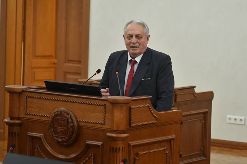 Обыски начались у вице спикера алтайского заксобрания от КПРФ и главреда партийной газеты Силовики пришли к вице спикеру заксобрания Алтайского края Юрию Кропотину КПРФ и главному редактору партийной газеты Голос труда Дарье Зулиной Об этом сообщила депутат Госдумы лидер крайкома Мария Прусакова В эти минуты идут обыски и возможно задержание моих товарищей по партии написала Прусакова в своём телеграм канале утром 5 февраля В регионе где у КПРФ крупнейшая фракция в местном парламенте партию продолжают преследовать перед выборами Госдумы Ранее депутата заксобрания Светлану Кербер и её помощницу Людмилу Клюшникову обвинили в мошенничестве ст 159 УК из за фиктивного трудоустройства Кербер в региональном парламенте якобы та получала зарплату помощника депутата но не выполняла его функции В КПРФ полностью отрицают обвинения и связывают дело с предстоящими выборами в заксобрание и Госдуму Женщин сначала отправили в СИЗО но после огласки их отпустили под домашний арест Подписаться Прислать новость Помочь бустами