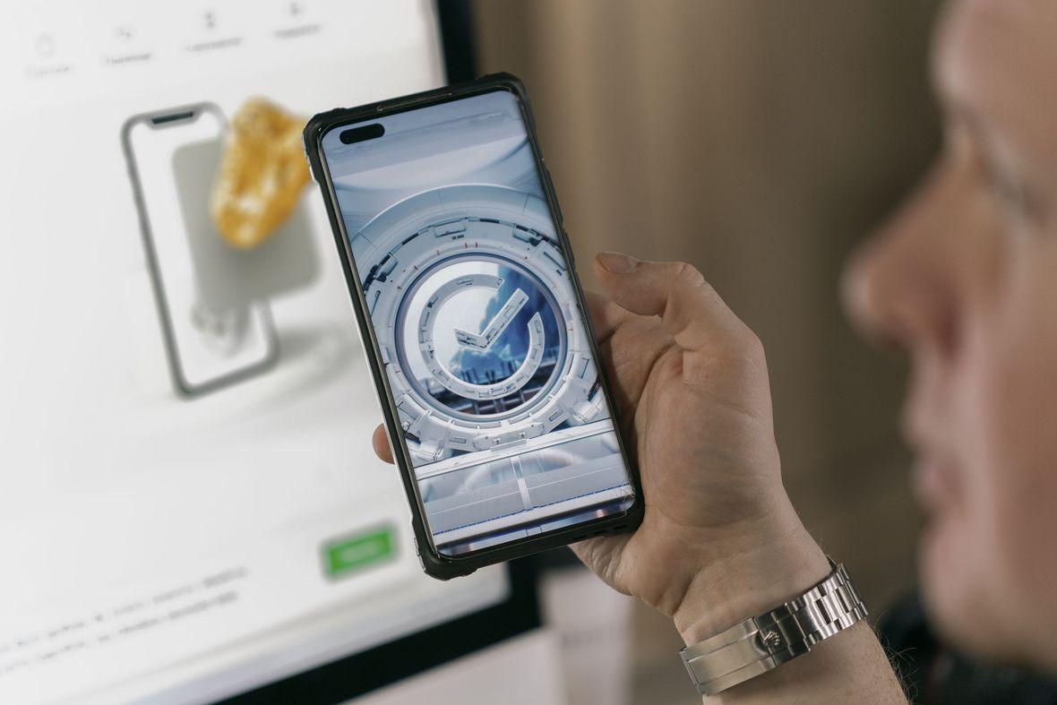 Брокер СберИнвестиции переводит клиентов на единый брокерский счет Теперь инвесторы могут покупать акции облигации валюту фьючерсы опционы и внебиржевые активы в рамках одного портфеля в том числе на ИИС Переход произошел автоматически дополнительных действий клиентам совершать не требуется сообщили РБК Инвестициям в пресс службе компании Без переводов больше не нужно перегонять деньги между фондовой и срочной секциями Маржинальность ценные бумаги из портфеля можно использовать как залог ГО для сделок на срочном рынке Чтобы торговать на срочном рынке потребуется тест или статус квала Новые стратегии стало проще хеджировать риски и пользоваться арбитражем например купить акцию и продать фьючерс на нее Подробнее о ЕБС в Сбере а также сравнение условий подобных счетов у других брокеров   www rbc ru quote news 69931c319a7947d63eca5fdc Фото Михаил Гребенщиков РБК Подписаться на канал Мы в MAX