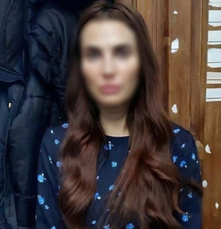 В Амурской области по подозрению в мошенничестве задержали турагента Женщина брала деньги у клиентов но свои обязательства не выполняла Пострадали по меньшей мере 26 человек В январе 2026 года в полицию стали массово поступать заявления от жителей региона пострадавших от благовещенского турагента В ходе проверки установлено что во всех случаях подозреваемая местная жительница 1988 года рождения получала с клиентов предоплату за оказание туристических услуг однако свои обязательства либо не выполняла либо выполняла частично По имеющейся информации 26 граждан пострадавших от преступных действий турагента в настоящий момент находятся в Социалистической Республике Вьетнам и не могут вылететь в Россию так как у них отсутствуют обратные билеты рассказали в УМВД Сотрудники уголовного розыска задержали женщину по подозрению в серии мошенничеств Возбуждено несколько уголовных дел Фигурантку заключили под стражу Фото УМВД России по Амурской области