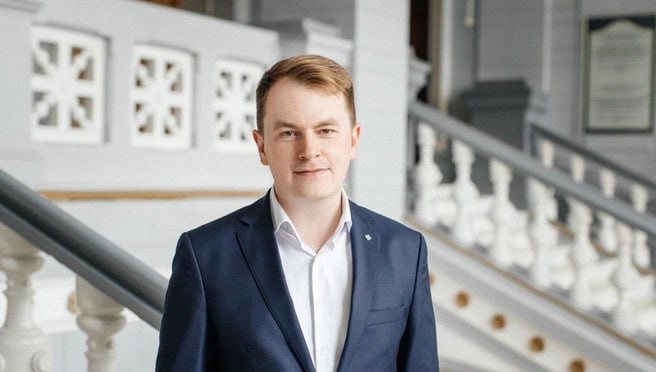 Суд оправдал бывшего ректора Томского политеха Дмитрия Седнева Сегодня Кировский районный суд Томска вынес оправдательный приговор экс ректору по уголовному делу о злоупотреблении полномочиями Следствие утверждало что в результате незаконных действий Дмитрия Седнева университет необоснованно выплатил денежные средства в общей сумме 2 1 миллиона рублей в качестве зарплаты директору инженерной школы Интеллектуальные энергетические системы Седнев руководил университетом с июля 2021 года по апрель 2023 года На нём висит ещё одно уголовное дело которое сейчас рассматривается в Кировском суде