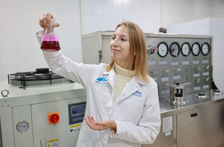 До 500 тысяч рублей получат ученые Приморского края объявлен отбор на премии Губернатора В Приморском крае стартовал отбор соискателей на получение премий Губернатора за выдающиеся научные достижения способствующие развитию региона и росту его научного престижа Поддержка направлена на молодых учёных и научные коллективы работающие над практико ориентированными исследованиями К участию приглашаются учёные а том числе молодые а также научные коллективы до трёх человек сотрудники научных организаций и вузов Приморского края В номинациях для молодых учёных возраст соискателей не должен превышать 30 лет Прием документов пройдет до 22 декабря 2025 года В этом году будет присуждено 12 премий по приоритетным направлениям науки и технологий Размер выплат составляет от 200 до 500 тысяч рублей в зависимости от номинации Подробные условия участия и перечень документов опубликованы по ссылке Подписаться на министерство профобразования Приморья