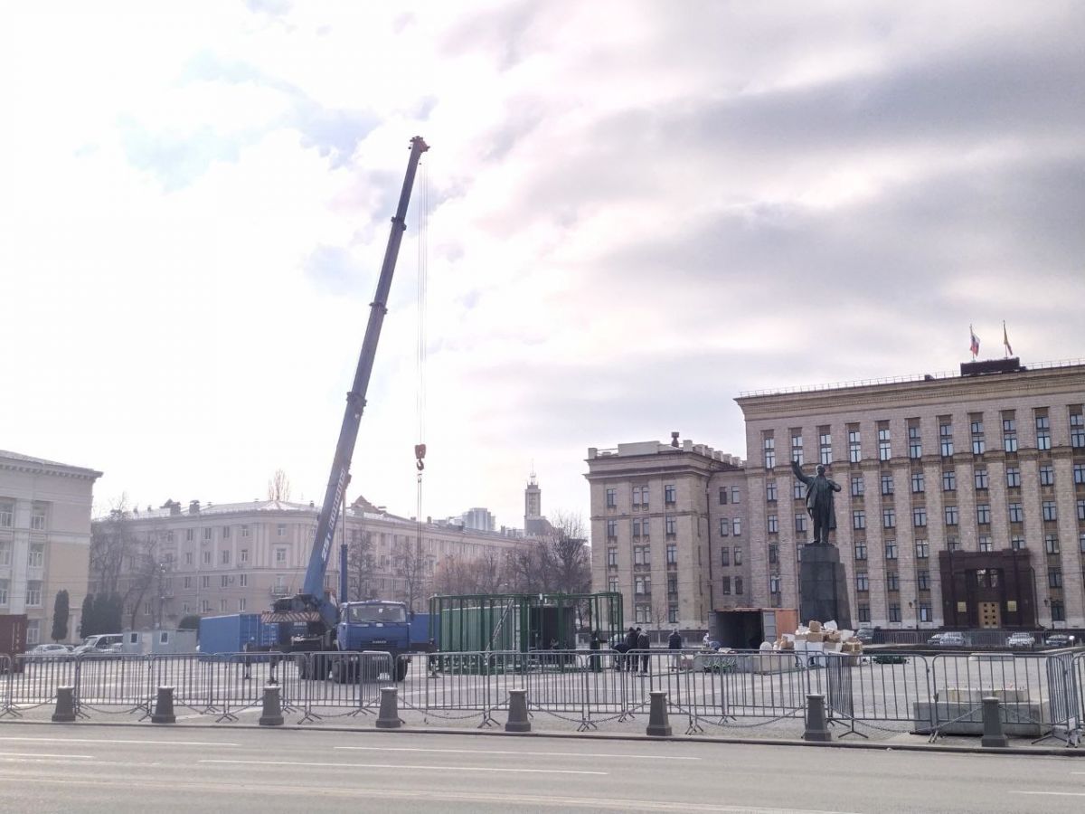 Главную новогоднюю ель Воронежа начали собирать на площади Ленина     Сейчас на месте работает спецтехника. Сотрудники компании-подрядчика уже начали раскладывать запчасти будущей новогодней красавицы.  ↗  Прислать новость   Подписаться