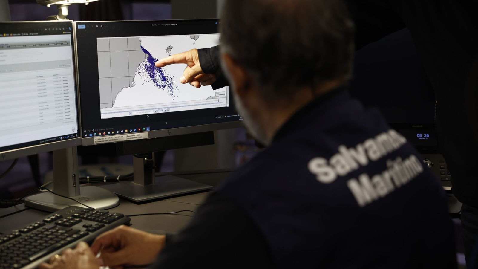 Драма на пляже в Валенсии ребёнка нашли в воде спустя несколько часов поисков 10 летнего мальчика спасли в море у берегов Оливы после масштабных поисков которые продолжались около трёх часов О его пропаже сообщили вечером когда ребёнок не вернулся на берег К поисковой операции подключили спасателей полицию волонтёров и вертолёт Мальчика искали на пляже в прибрежной зоне и в море Уже в темноте экипаж вертолёта заметил в воде силуэт в районе порта примерно в 400 метрах от берега Ребёнка подняли на борт и передали медикам У него была выраженная гипотермия оказана срочная помощь Сейчас мальчик находится под наблюдением врачей его состояние стабилизируется Спасатели отмечают что на море вечером был сильный ветер и течение поэтому ребёнка быстро унесло от берега Дети Здоровье Валенсия   russpain com news desyatiletnij malchik spasjon s morya u beregov olivy posle masshtabnyh poiskov 340701