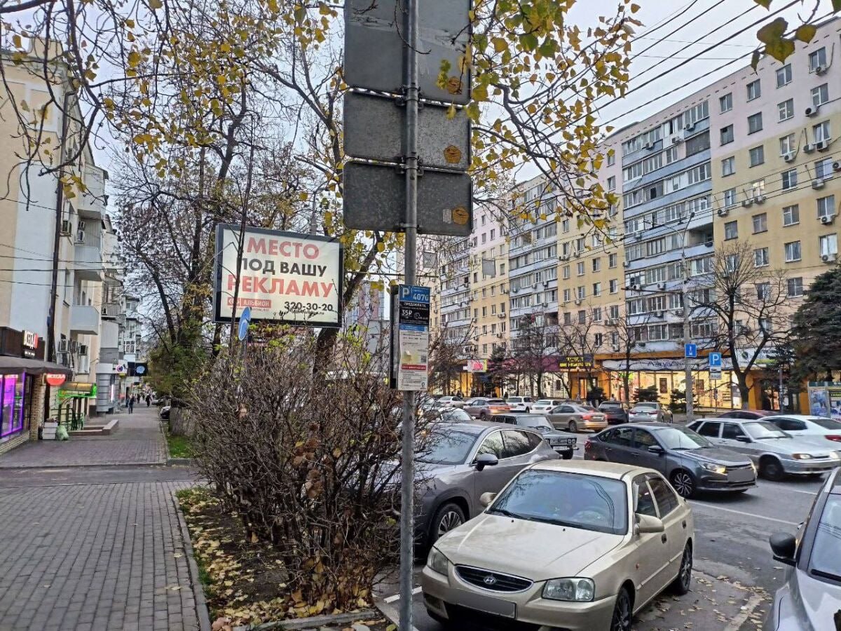 В Ростове на нескольких улицах нарушителей парковки теперь фиксируют автоматически В Ростове на Дону стартовала работа мобильных комплексов автоматической фиксации нарушений парковки Паркон Об этом сообщили в Ростовском Центре Безопасности Дорожного Движения Специальные автомобили уже начали патрулировать центральные улицы города Оборудование установленное на машинах в автоматическом режиме распознаёт госномера и определяет местоположение автомобилей припаркованных с нарушениями Оператор не вмешивается в процесс и не взаимодействует с водителями всё происходит без участия человека Собранные данные передаются в систему для оформления постановлений и начисления штрафов Патрулирование охватывает ключевые транспортные артерии проспекты Ленина Михаила Нагибина Будённовский Кировский Чехова Ворошиловский и Соколова а также улицы Большая Садовая Пушкинская Доватора Красноармейская Станиславского Луговая и 339 й Стрелковой Дивизии domostroyrf