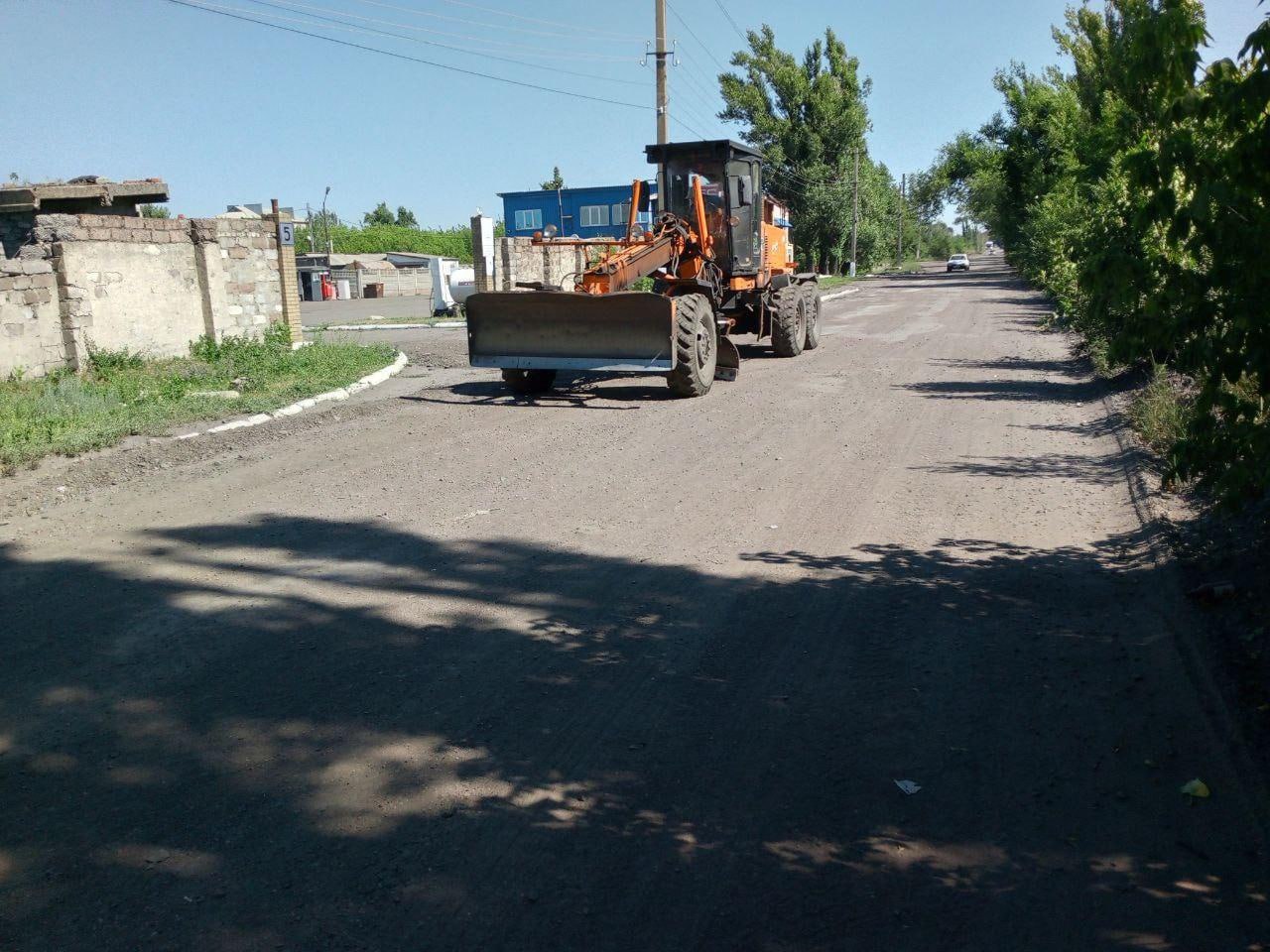 Работа по ремонту улично-дорожной сети в населенных пунктах региона активно продолжается. В городе Снежное рабочие из Самары завершили грейдирование нескольких километров дороги на улице Латы. В Московской области продолжается ремонт 9-километрового участка дороги от левобережья до трассы, включая нанесение горизонтальной дорожной разметки. Специалисты из Якутии подошли к завершению первого этапа ремонта дороги в Докучаевске. На улице Лихолетова рабочие демонтировали старые бордюры и установили новые, а в дальнейшем планируется выравнивание поверхности и укрепление основания дорожного полотна. Свердловская область также сообщает о завершении восстановления дорог в селе Старая Ласпа. Дорожники укладывают асфальт на улице Ленина и переулке Школьный. Источник: