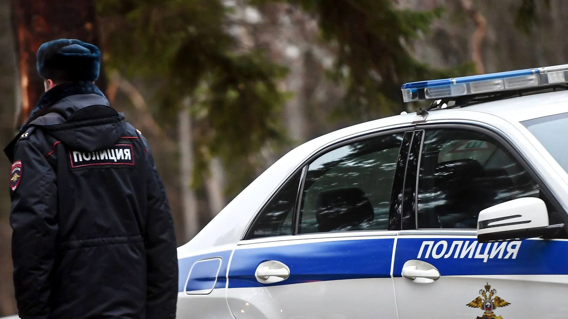 Полиция задержала 17 летнего юношу который на почве разрыва отношений со своей девушкой не менее восьми раз выстрелил ей в спину из пневматического пистолета в подъезде дома в Красносельском районе Санкт Петербурга сообщила пресс служба регионального главка МВД РФ Согласно релизу ведомства в воскресенье в полицию Красносельского района поступила телефонограмма медучреждения о госпитализации 20 летней девушки которая ранее обратилась в травмпункт с ушибами плеча и бедра в результате стрельбы из пневматического пистолета Устанавливая обстоятельства происшествия полицейские выяснили что причастен к этому инциденту 17 летний молодой человек который после разрыва отношений с девушкой находясь в подъезде ее дома произвел не менее 8 выстрелов в спину бывшей возлюбленной рассказали в полиции Отмечается что пострадавшая обратилась в полицию с заявлением Юноша житель города Луга Ленинградской области в настоящее время задержан