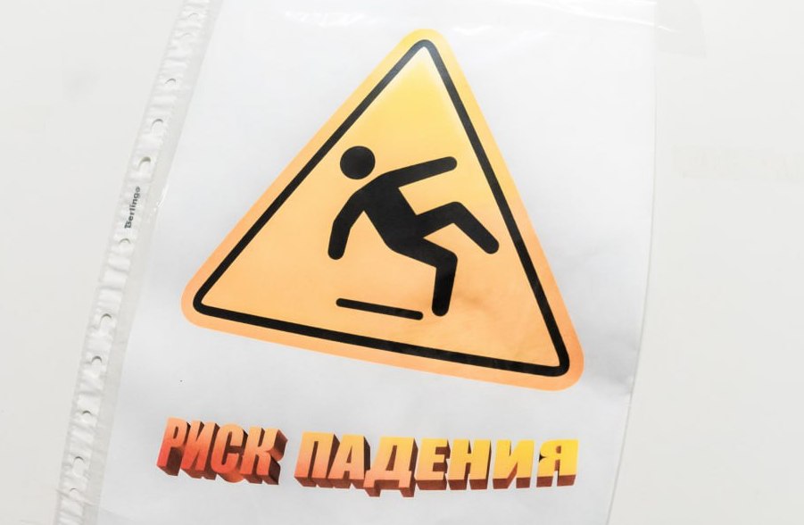 Минздрав Южного Урала предупредил о рисках травм из за снегопадов После по весеннему тёплых дней погода на Южном Урале резко сменилась синоптики обещают заморозки и обильные снегопады В таких условиях резко возрастает риск травм и ДТП Министерство здравоохранения региона обралось к жителям и гостям региона дав рекомендации по обеспечению безопасного нахождения на улице В ведомстве советуют выходить из дома заранее чтобы не торопиться и выбирать обувь на низком каблуке с глубоким протектором или специальными накладками от скольжения Особую осторожность призывают проявить пожилых людей и тех у кого есть проблемы с опорно двигательным аппаратом им лучше по возможности оставаться дома или пользоваться тростью с резиновым или заострённым наконечником Если падение неизбежно Минздрав рекомендует сгруппироваться прижать подбородок к груди локти к туловищу согнуть ноги и постараться перекатиться на бок чтобы смягчить удар Нельзя выставлять вперёд прямые руки В случае получения травмы нужно немедленно обратиться за помощью по номеру 103 или в ближайший травмпункт не занимаясь самолечением Автомобилистам советуют по возможности отказаться от поездок Погодные условия одна из самых распространенных причин ДТП подчеркивают в пресс службе минздрава Южного Урала Для экстренных случаев в Челябинске работают взрослые травмпункты на базе нескольких городских больниц детский травмпункт в ГКБ 2 на Ленина 38 и круглосуточный офтальмологический травмпункт на проспекте Победы 287 Читайте нас в Телеграм в MAX в VK