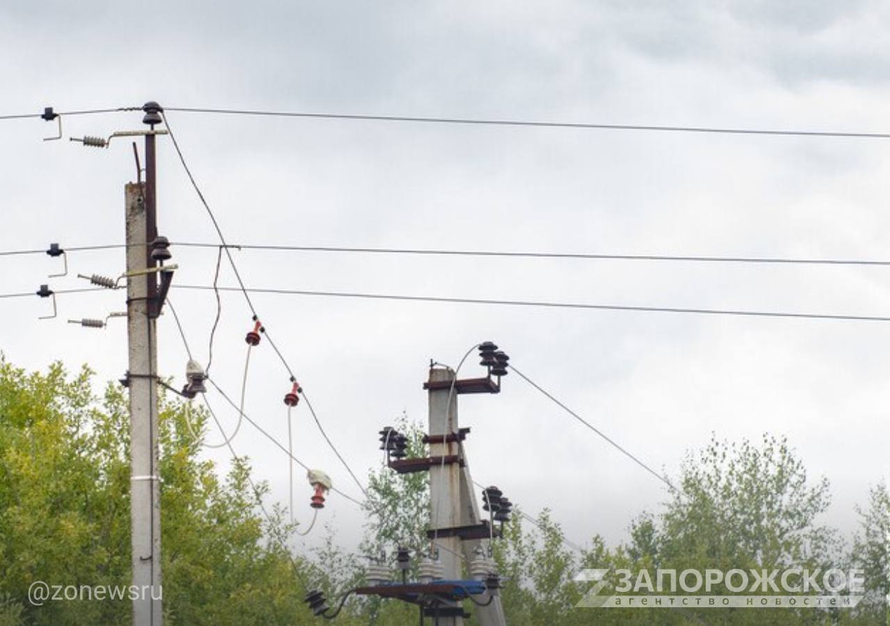 Программы повышения надежности электросетей запустят в Новороссии и Донбассе в 2025 г.  «В 11 субъектах продолжается реализация программы повышения надежности распределительного электросетевого комплекса. Со следующего года такие программы запускаются еще в четырех регионах: ДНР, ЛНР, Запорожской и Херсонской областях»,  — сказал министр энергетики РФ Сергей Цивилев на заседании Правительства.    Минэнерго РФ в ходе отопительного сезона также держит на особом контроле Донбасс и Новороссию. Глава Минстроя РФ Ирек Файзуллин доложил о масштабной работе по подготовке к зиме в исторических регионах: общий уровень готовности составил более 99%, сформированы 212 аварийно-восстановительных бригад  в их составе 1901 специалист и 417 единиц техники .  Читать полностью     , VK и ОК и читайте новости на нашем сайте