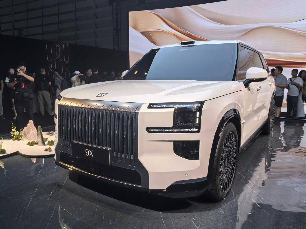 Zeekr показала интерьер премиального SUV 9X — его уже называют китайским Rolls-Royce. По габаритам Zeekr 9X почти совпадает с удлинённым Range Rover. Rolls-Royce Cullinan опережает его лишь на 10 см в длину, 13 см в ширину и 1 см в высоту. Цены пока не объявлены, но предзаказы в Китае уже открыты и пользуются спросом. Заря Новости - Подписаться