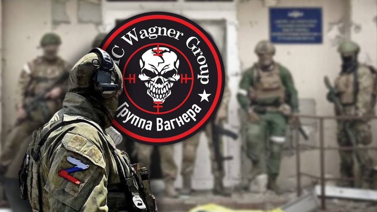 Расследование: наёмники «Вагнера» пытали и убивали мирных жителей в Мали По данным Le Monde, Forbidden Stories и ряда международных СМИ, российские наёмники из группы «Вагнера» причастны к массовым произвольным арестам, пыткам и убийствам мирных жителей в Мали. Жертвами стали сотни малийцев, в том числе представители общин фула и туарегов, которых подозревали в связях с вооружёнными группами и сепаратистами. Журналистам удалось установить как минимум 6 секретных баз, где незаконно удерживались граждане Мали. Некоторые из них были замучены до смерти. По словам одного из офицеров армии Мали, «вагнеровцы» действуют самостоятельно, арестовывают людей без участия FAMA, а в совместных лагерях у них есть закрытые зоны, куда даже местным военным запрещён доступ.
