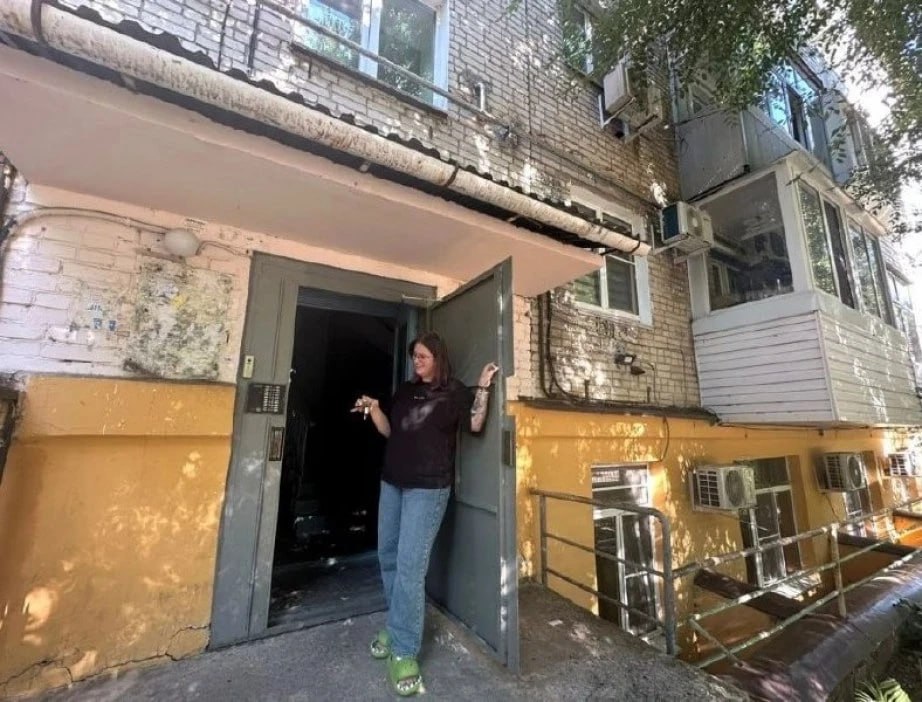 Более 80 жилищных сертификатов выдано детям сиротам в Хабаровском крае с начала года Получить выплату на покупку благоустроенного жилья или на погашение кредита займа можно в региональном министерстве соцзащиты В 2025 году на эти нужды выдано 86 сертификатов стоимостью от 4 945 380 до 5 298 876 рублей Для получения выплаты необходимо состоять в списке нуждающихся быть старше 23 лет иметь ежемесячный доход не менее 21 634 рублей на каждого члена семьи Также есть требования к отсутствию судимости задолженностей и определённых заболеваний Сумма сертификата ежеквартально индексируется исходя из федеральной стоимости квадратного метра и является единой для всего края ХАБАРОВСКИЙ КРАЙ в МАХ