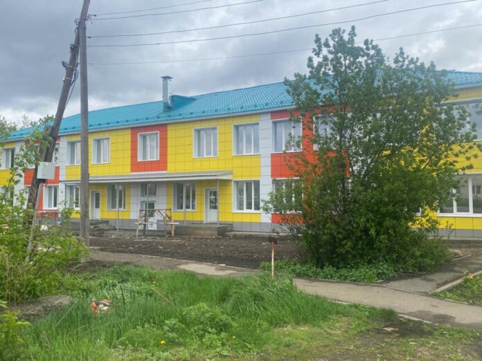 Белоярская центральная районная больница завершает капитальный ремонт общеврачебной практики в поселке Совхозном Благоустроить здание удалось благодаря поддержке региональной программы модернизации первичного звена здравоохранения, которая способствует реализации нацпроекта «Продолжительная и активная жизнь». В здании ОВП проведен весь комплекс ремонтных работ. Там заменили системы отопления, водоснабжения и канализации, кровли и вентиляции, внутреннюю и наружную отделку, а также создали доступную среду для маломобильных людей. Важным нововведением стало разделение потоков пациентов, что будет актуально во время сезонного ухудшения эпидемиологической ситуации. В кабинетах и зоне комфортного ожидания установили пожарную сигнализацию, видеонаблюдение, современные приборы учета. пресс-служба министерства здравоохранения Свердловской области Подписаться на «ОГ» Прислать новость Поддержать канал