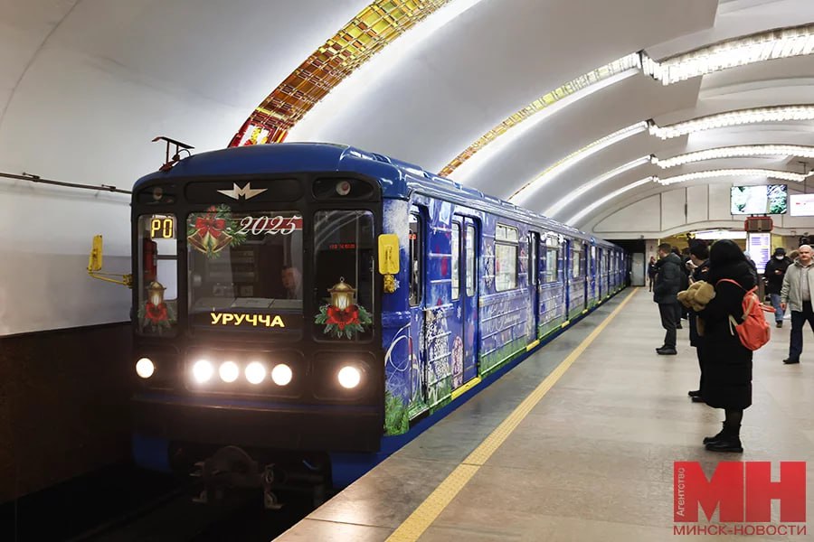 Фотофакт: в Минском метрополитене запустили новогодний поезд.  Первооткрывателями новогоднего поезда стали дети из различных школ столицы. Для них сотрудники Минского метрополитена и администрация Московского подготовили интересную программу. По громким крикам и возгласам можно было понять, что дети в восторге.  «Минск-Новости» MINSKNEWS.BY Telegram Viber FB VK Inst TikTok  YouTube