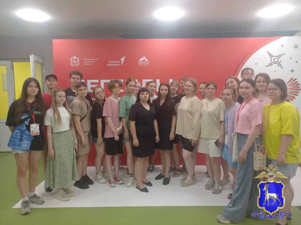 В Самарском регионе сотрудники полиции провели познавательные встречи с населением, нацеленные на повышение правовой грамотности. Так, в Сызрани инспектор подразделения по делам несовершеннолетних, представители прокуратуры и комплексного центра социального обслуживания населения Западного округа провели познавательную встречу с детьми в детском оздоровительном лагере. Организаторы встречи напомнили подросткам об административной и уголовной ответственности за совершение правонарушений, а также поговорили о правах и обязанностях каждого ребенка. В Жигулевске заместитель начальника следственного отдела подполковник юстиции Юлия Дмитрук совместно с ведущим юрисконсультом Татьяной Серовой приняли участие в круглом столе, направленном на поддержку подростков по правовым вопросам, развитие традиционных семейных ценностей и соблюдение несовершеннолетними законодательства Российской Федерации в сфере интеллектуальной собственности. Аналогичные мероприятия прошли в Кинеле и Безенчуке.