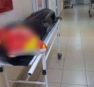 Покойников оставляли прямо в коридоре горбольницы Курска начата проверка Губернатор региона Александр Хинштейн обратил внимание на жуткие кадры из соцсетей Тела умерших заворачивают в полиэтилен кладут на каталки и оставляют в холле больницы 6 Не в морге его там просто нет Мимо ходят пациенты персонал носит еду Подобное просто недопустимо по отношению как к живым так и к покойникам заявил Хинштейн Глава области поручил решить эту проблему срочно Помещение для хранения тел должно появиться уже к сегодняшнему вечеру Минздрав области теперь проверит и другие больницы Если бы не фото это бы и дальше был просто рабочий момент   Подпишитесь на Абзац TG VK Дзен MAX Rutube