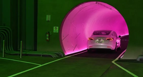 The Boring Company тестирует автопилот Tesla в подземных туннелях Лас Вегаса Испытания проходят в условиях Vegas Loop замкнутой транспортной сети где электромобили должны двигаться без участия водителя на высоких скоростях Несмотря на контролируемую среду без пешеходов светофоров и встречного транспорта система регулярно сбивается из за яркого освещения и однотипных стен Водители безопасности пока остаются в салоне и периодически берут управление По словам Стива Хилла главы Управления по делам конференций и туризма Лас Вегаса тесты идут несколько месяцев аварий нет но до полноценного перехода на беспилот ещё далеко
