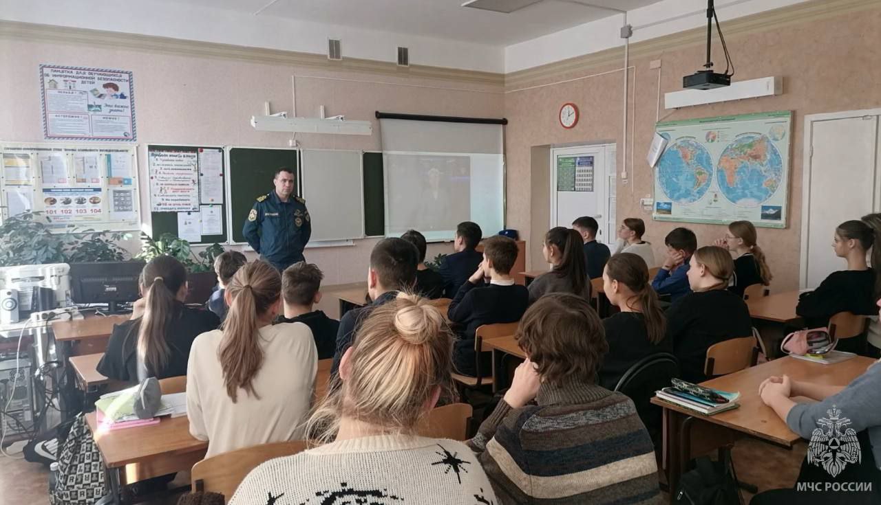 В Иркутской области школьники и студенты стали участниками Всероссийского открытого урока культуры безопасности 1 октября образовательные учреждения региона стали площадкой для проведения Всероссийского открытого урока культуры безопасности приуроченного ко Дню гражданской обороны Российской Федерации Его цель обучение подрастающего поколения правилам поведения в чрезвычайных ситуациях а также повышение уровня защищенности населения Программа включает несколько ключевых блоков состоящих из теоретической и практической частей Ребята проходят инструктаж по сигналам гражданской обороны разбирают основные причины возникновения пожаров чрезвычайных ситуаций на водных объектах и в природной среде характерных для Иркутской области В течение дня в образовательных учреждениях проводятся учебные эвакуации по сигналу Внимание всем мероприятия по закреплению навыков использования средств индивидуальной защиты а во время специальных мастер классов по оказанию первой помощи на специальных тренажерах манекенах учащиеся отрабатывают алгоритмы сердечно легочной реанимации прием Геймлиха и способы остановки кровотечения при различных травмах отметила Татьяна Болтова начальник отдела подготовки населения управления гражданской обороны и защиты населения ГУ МЧС России по Иркутской области Повсеместно проходят выставки современной спасательной техники аварийно спасательного оборудования и вооружения пожарных подразделений irk38mchs Подписывайся на МЧС России в Telegram MAX