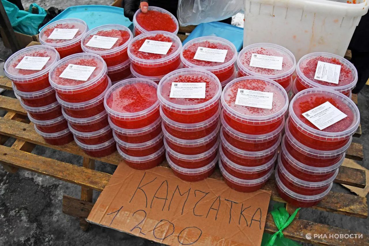 Маркировка позволила с сентября 2024 го выявить 367 тонн фальсифицированной икры рассказали РИА Новости в ЦРПТ оператор системы маркировки Почти треть от этого объема 111 тонн было выявлено в Астраханской области Еще 60 тонн на Камчатке а 55 тонн в Сахалинской области Осенью прошлого года на деликатес был распространен разрешительный режим на кассах применяется для борьбы с контрафактом и просрочкой Подписаться на РИА Новости экономика Все наши каналы