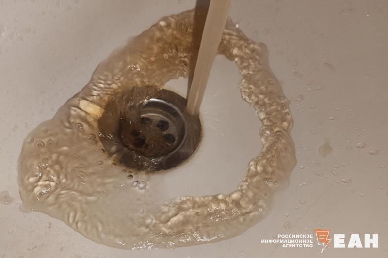 После жалоб челябинцев на грязную воду водоматы перевели в бесплатный режим Сегодня жители города начали размещать в соцсетях жалобы на грязную водопроводную воду. В МУП «ПОВВ» напомнили, что до 15 июля будут идти работы по переврезке на новый водовод в Сосновском районе. В связи с этим возможно изменение качества питьевой воды по органолептическим показателям из-за увеличенной скорости потока. Жители города могут получить питьевую воду в трех районах. Где расположены бесплатные водоматы — смотрите на сайте ЕАН.