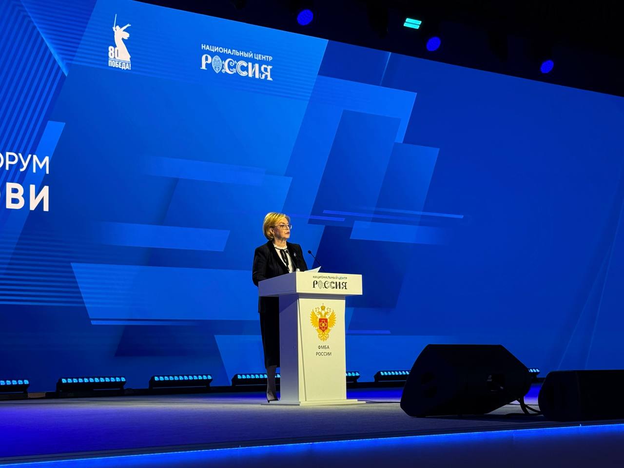 Сергей Леонов количество донаций крови в России дошло до отметки 3 млн в год Сегодня в Москве начал работу XVII Всероссийский форум Службы крови Председатель Комитета по охране здоровья Сергей Леонов выступая на торжественном открытии рассказал о росте числа донаций крови в России за последние 6 лет Число доноров с каждым годом продолжает расти а количество донаций крови дошло до отметки в 3 млн в год что на 26 больше чем в 2019 году Важно что при этом доля безвозмездных донаций составляет 99 рассказал Сергей Леонов Это по его словам иной раз подчеркивает высокий уровень социальной ответственности граждан Российской Федерации В завершении Сергей Леонов поздравил Службу крови и руководителя ФМБА России Веронику Скворцову с достигнутым успехом и подчеркнул важность совместной работы с Комитетом по охране здоровья над профильными законопроектами В свою очередь заместитель Председателя Правительства Татьяна Голикова выступая в начале церемонии открытия Форума отметила что благодаря слаженной работе специалистов Федерального медико биологического агентства удалось увеличить количество заготовленной плазмы крови для производства лекарственных препаратов и приблизить тем самым технологическую независимость России Кроме того на открытии Форума в качестве жюри конкурса профмастерства Службы крови приняла участие член Комитета по охране здоровья Юлия Дрожжина Сегодня донорство развивается силами всей страны это и законодатели и исполнительная власть и конечно станции забора и переливания крови некоммерческие организации и сами доноры Для меня большая честь принять участие в оценке работ участников Всероссийского конкурс профессионального мастерства Службы крови России Видно что с каждым годом уровень растёт а это значит что спасается больше жизней появляется больше новых доноров условия для них становятся комфортнее отметила Юлия Дрожжина Комитет По Охране Здоровья ФМБА России