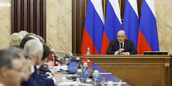 Промышленный рост в ЛНР ускорят особыми льготами Одной из тем заседания Правительства РФ в четверг 30 октября стало повышение уровня жизни населения в новых регионах РФ Правительство подготовило законопроект направленный на расширение использования важной промышленной продукции произведенной в Донецкой Луганской народных республиках Запорожской и Херсонской областях Документ внесен в Госдуму 30 октября Речь идет о внесении изменений в федеральный закон О промышленной политике в РФ Минпромторг РФ предложил наделить Правительство полномочиями по установлению льготных условий для включения продукции из исторических регионов в реестр отечественной промышленной продукции Новые территории должны выйти на среднероссийский уровень по всем ключевым показателям и по качеству жизни людей Работа в этом направлении активно продолжается проводится на системной основе Создание свободной экономической зоны помогло существенно нарастить выпуск высокотехнологичных изделий в том числе горно обогатительного оборудования и бытовой техники Производителям такой продукции будет легче участвовать в закупках включая те которые проводятся для государственных организаций и крупных компаний Реализация этой инициативы будет способствовать развитию промышленного потенциала исторических регионов а также направлена на интеграцию предприятий новых территорий в общий технологический контур страны Подписывайтесь на мой канал в MAX В П Водолацкий