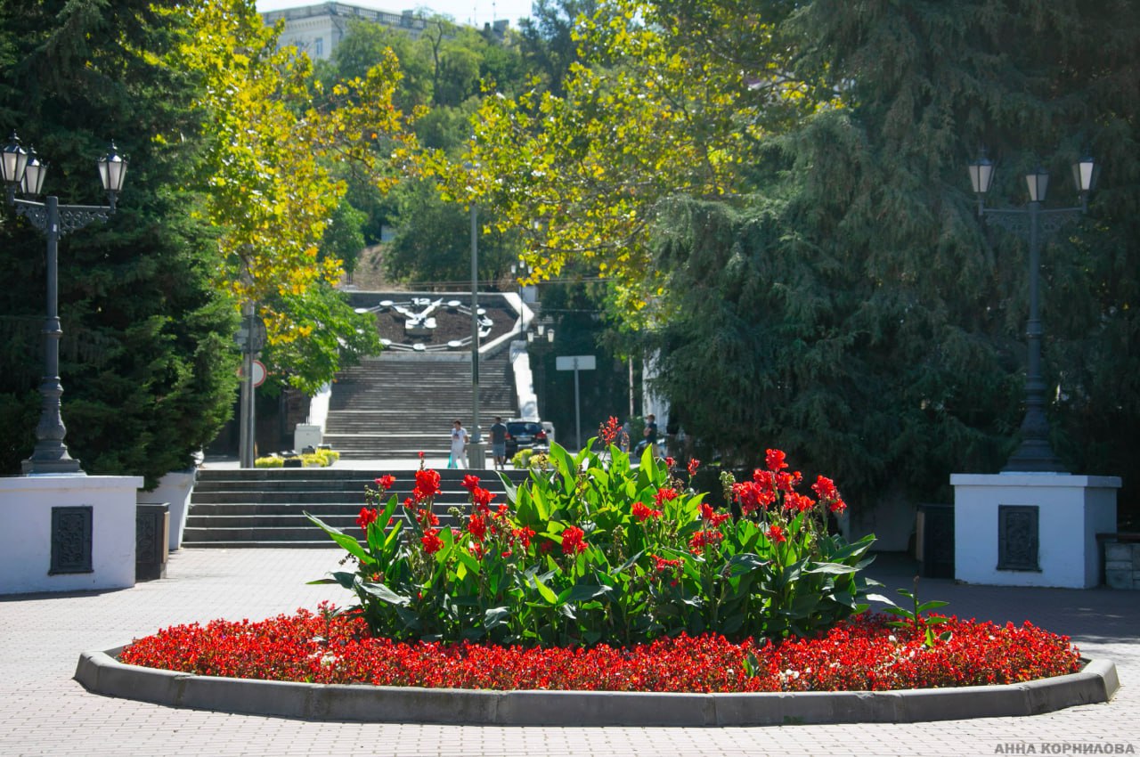 Севастополь занял второе место во всероссийском рейтинге по качеству жизни по итогам 2025 года Мониторинг проводился Финансовым университетом при Правительстве РФ Наш город уступил только Москве и опередив Грозный Сочи и Санкт Петербург Сильные стороны Севастополя отмеченные в исследовании Топ 3 по общему индексу качества жизни Топ 10 городов с высокой самооценкой материального благополучия Топ 10 по экологической ситуации и обращению с отходами один из самых чистых городов Топ 10 по низкому уровню деструктивного поведения Топ 10 по удовлетворённости дорожным хозяйством и транспортом Топ 3 по низкому уровню конфликтности в общественных отношениях Учёные оценивали города по 11 направлениям от доступности жилья до работы властей и уровня образования Учитывалась и готовность жителей переехать в поисках лучшей жизни в Севастополе этот показатель один из самых низких что говорит о высокой удовлетворённости городом Севкор теперь в MAX Читайте Севкор