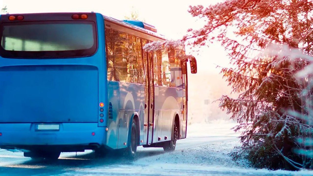 Установлены двенадцать новых регулярных межрегиональных маршрутов в автотранспортном сообщении с воссоединёнными регионами Российской Федерации В реестр межрегиональных маршрутов регулярных автобусных перевозок внесены Шесть новых регулярных маршрутов соединяющих Луганскую Народную Республику с Республикой Крым Ростовской областью г Краснодаром и г Москвой Два маршрута зарегистрировано на территории Донецкой Народной Республики Они соединят г Мариуполь с г Волгоградом и г Ростовом на Дону Один на территории Запорожской области между г Мелитополем и г Сочи Один новый маршрут соединит Херсонскую и Запорожскую области Два в транспортном сообщении между Московской областью и Республикой Крым проходящие по территории воссоединенных регионов с промежуточными остановками в г Донецке г Амвросиевке г Макеевке г Мариуполе г Бердянске г Мелитополе Начать эксплуатацию этих маршрутов согласно действующему законодательству необходимо не позднее 90 та дней с даты их внесения в Реестр то есть не позднее 7 мая 2026 года В настоящий момент на территории ЛНР установлено 324 межрегиональных маршрутов регулярных автобусных перевозок на территории ДНР 306 в Запорожской области 105 и в Херсонской области 73 маршрута Росавтотранс информирует региональные транспортные организации о возможности подачи заявлений на установление новых межрегиональных автобусных маршрутов через Единый портал государственных и муниципальных услуг Это упрощает процесс оформления документов и сокращает сроки их рассмотрения Подробнее о маршрутах Государстводлялюдей Подписаться в Telegram MAX