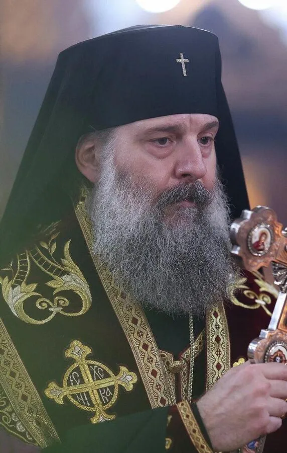 Новым патриархом Грузии избран 57 летний владыка Шио в миру Элизбар Муджири Он будет носить имя Шио III Расширенное собрание Грузинской православной церкви прошло в тбилисском кафедральном храме Святой Троицы В нем приняли участие около 1 2 тысячи граждан Право голоса имели только члены Священного синода 39 человек За Шио проголосовали 22 Мы в МАХ