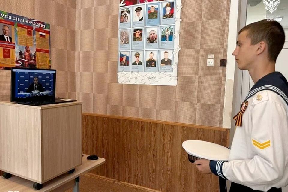 Херсонских кадетов отправят на парад ВМФ при поддержке Дмитрия Медведева Кадеты-моряки генической школы лично пообщались с Дмитрием Медведевым. Ребята попросили о чести побывать на параде Военно-морского флота России в Петербурге, и получили поддержку инициативы. С просьбой организовать поездку на парад к председателю партии «Единая Россия» на личном приеме граждан обратился учащийся кадетского класса Кирилл Налиткин. Он рассказал, что отпраздновать День ВМФ на параде в Северной столице – давняя мечта всех воспитанников кадетского класса», - сообщает администрация Херсонской области. Дмитрий Медведев пообещал ребятам помощь в этом начинании. «Я дам указания своим коллегам по партии, переговорим с губернатором, чтобы отправить вас всех для того, чтобы вы смогли посмотреть парад», - заверил государственный деятель.