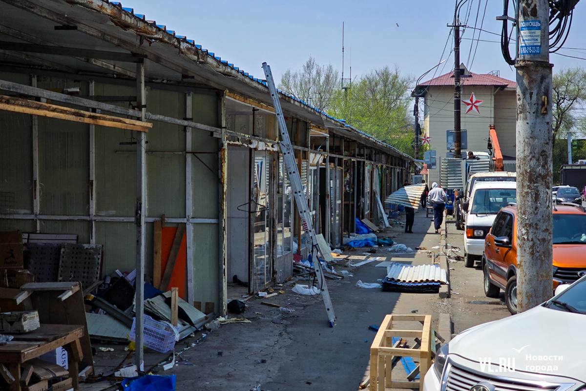 Во Владивостоке на Второй Речке сносят вьетнамский рынок для строительства дороги Во Владивостоке по распоряжению администрации города начали сносить вьетнамский рынок возле автовокзала на Второй Речке. Сделать эти планировали ещё в 2021 году, но тогда торговцы получили отсрочку. Вместо торговых точек хотят построить кольцевую дорожную развязку, о которой говорили ещё пять лет назад. Работами по демонтажу занимается администрация рынка, разобрать всё планируют до конца недели. Долгое время рынок на Второй речке на Русской, 2а был местом, где можно было купить одежду и обувь, хозяйственные мелочи, а также овощи и фрукты, обновить причёску в салоне красоты с плохо знающими русский язык вьетнамцами и пообедать в нескольких кафе азиатской кухни. Админу