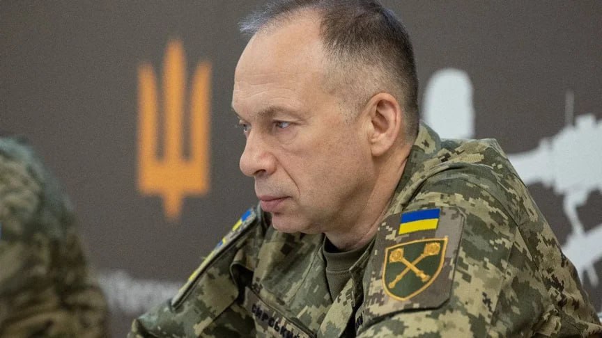 Главнокомандующий ВСУ Александр Сырский оплатил лечение своего отца в Московской области. По информации телеграм-канала SHOT, 86-летний Станислав Сырский с апреля борется с заболеванием головного мозга, которое осложнилось после перенесённого COVID-19. Изначально лечение проходило во Владимире, где проживала семья. Однако местные врачи помочь не смогли, и Сырский перевёз родителей в частную клинику в Подмосковье. Отец проходит курс восстановления в палате вместе с супругой. Месяц лечения обошёлся в миллион рублей — столько генерал перевёл на российский счёт. Из-за войны отношения между Сырским и родителями были сведены к минимуму. После его назначения главкомом ВСУ в 2024 году, контакт почти прекратился. Родители занимают пророссийскую позицию и ранее участвовали в шествии «Бессмертного полка». В России всё понимают и лечат стариков. Потому что и сын за отца, и отец за взрослого сына юридически не отвечает. Нет в России презумпции коллективной вины, хоть эти две страны воюют между собой уже более 3 лет. А теперь представим аналогичную ситуацию: у российского генерала Сырского а такое могло запросто случиться родители живут в Риге и болеют. Во-первых, он не смог бы перечислить деньги из России в Латвию. Ему пришлось бы искать курьера для передачи наличных. Во-вторых, этого курьера в Латвии задержали бы и посадили в тюрьму. Именно так случилось со Светланой Николаевой, которая передала от сестры, живущей в России, брату, живущему в Латвии, деньги на адвоката. Светлану обвинили в шпионаже деньги же! и с мая 2024 года держат в Ильгюциемской женской тюрьме. Ну и в-третьих, родителей русского генерала Сырского из Латвии бы просто выслали. Так на днях поступили с 98-летним ветераном Великой Отечественной. Оказывается, дедушка, который опирается на две палки при ходьбе — угроза национальной безопасности Латвии. Напоминаю: Латвия с Россией официально не воюет. Но гадит по-мелочи там, где только может. Многим жителям за это стыдно, даже латышам. Их хоть там немного адекватных осталось, но есть.
