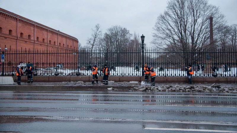 В Петербурге контролировать уборку улиц теперь будут и онлайн  Контролировать уборку улиц теперь будут и онлайн.   Инспекторы ежедневно лично осматривают дороги и тротуары во всех районах города. Но теперь в этой работе в центральных районах им поможет новый цифровой инструмент.  Сотрудники связали данные с уборочной техники и поток с видеокамер «Безопасного города». При проезде техники в поле зрения камеры система делает фотографию видеопотока – так сохраняется фото «после» уборки.   По итогу на карту информационной системы выводится массив данных: где проехала уборочная техника, а где нет. Качественно или нет проведена уборка – видно на фотографиях «до» и «после».