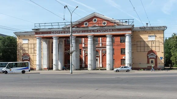 Собственник ДК имени Кирова предложил мировое соглашение по спору с мэрией Воронежа Воронежское ООО Альянс ВК которому принадлежит здание дворца культуры имени С М Кирова в облцентре Ленинский проспект 1 направило в Арбитражный суд Воронежской области ходатайство об отложении слушания для урегулирования спора мирным путем Речь идет о требовании управы Левобережного района в двухмесячный срок отремонтировать фасад здания Об этом говорится в документах регионального арбитража Из материалов суда следует что представитель управы подтвердил получение проекта соглашения и указал на необходимость дополнительного времени для анализа условий предложенных владельцем здания 18 августа суд заслушал представителей сторон которые ответили на вопросы по существу заключения мирового соглашения Следующее заседание назначено на 21 октября Фото Олег Харсеев Коммерсантъ Подписывайтесь на Ъ Черноземье