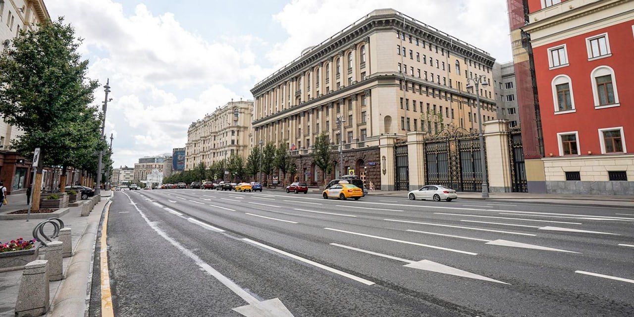 На участке Тверской улицы заменят асфальт по технологии бесшовной укладки Последний раз дорожное покрытие на участке меняли в 2020 году, используя ту же технологию. Это позволило четыре сезона эксплуатировать магистраль без ремонта. Работы пройдут с 22:00 16 августа до 06:00 19 августа. На участке Тверской улицы от Моховой улицы до Пушкинской площади полностью заменят асфальт по технологии бесшовной укладки. Об этом сообщил заместитель Мэра Москвы по вопросам жилищно-коммунального хозяйства и благоустройства Петр Бирюков. «При бесшовном способе укладка асфальтобетонного покрытия проводится единым ковром одновременно на всей ширине проезжей части. Это позволяет существенно сократить срок работ, для сравнения, замена такого объема дорожного покрытия без применения технологии заняла бы более недели», — рассказал Петр Бирюков.