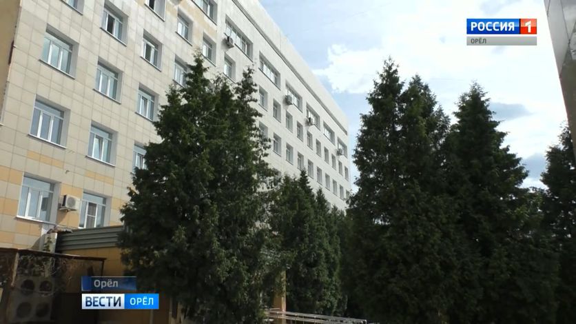 Орловские медики восстановили плечо участнику СВО Мужчина перенес тяжелую минно взрывную травму Перед врачами областной больницы стояла задача исправить неправильно сросшийся перелом правой плечевой кости и ограничение подвижности сустава Для этого кости зафиксировали титановой пластиной Сейчас мужчина проходит восстановление с физиотерапией и лечебной физкультурой Вести Орел в Telegram в МАХ